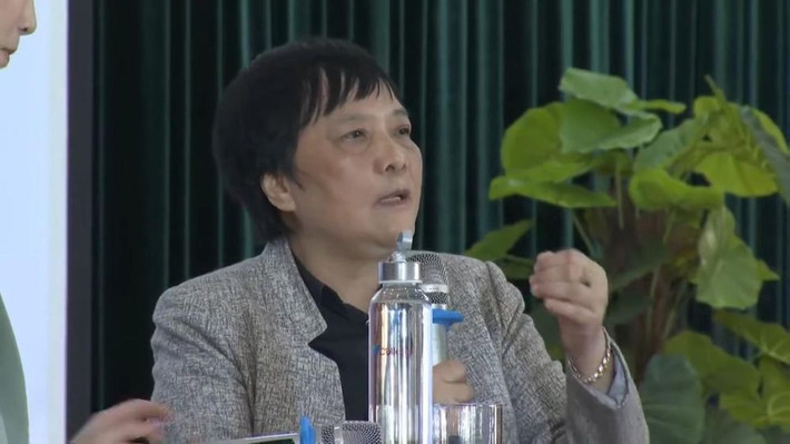 “Hoa hậu đúng là con điên, không ai lấy con điên làm vợ bao giờ. Thà lấy một bà vợ mũm mĩm xinh đẹp vừa đủ thôi, 3 điểm trên 5 thôi, rồi về nhà bà hàng ngày hầu hạ mình, cơm bưng nước rót hiền lành còn hơn con điên cả ngày chỉ xắn quần đòi túi Hermes, điên à. Cho nên Hoa hậu hôm nay là ế. Nên đi thi Hoa hậu cho vui thì được, chứ mơ về nghề Hoa hậu thì không có. Có một số nghề xốc nổi hào quang, tôi đề nghị các em vượt qua cái hào quang đó để thấy bản chất của nó, đừng đầu tư vào đấy…”, tiến sĩ Đoàn Hương nói.