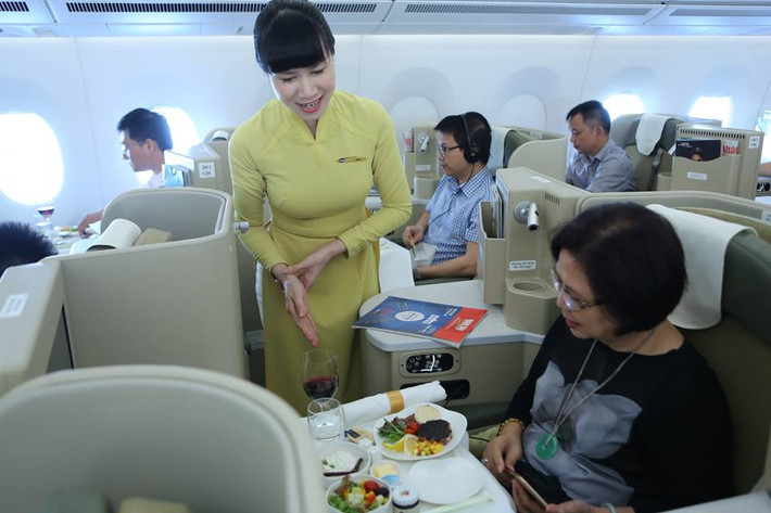 Hành khách Hạng Thương gia trên siêu máy bay Boeing 787 - 9 Dreamliner và Airbus A350 XWB của Vietnam Airlines được hưởng dịch vụ ăn uống mang đẳng cấp quốc tế với chất lượng cao nhất.