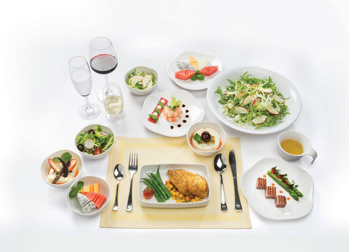 Đặc biệt, hãng Vietnam Airlines còn phục vụ nhiều loại rượu hảo hạng trên khoang Thương gia. Các món ăn trên máy bay của hãng rất phong phú và đa dạng.