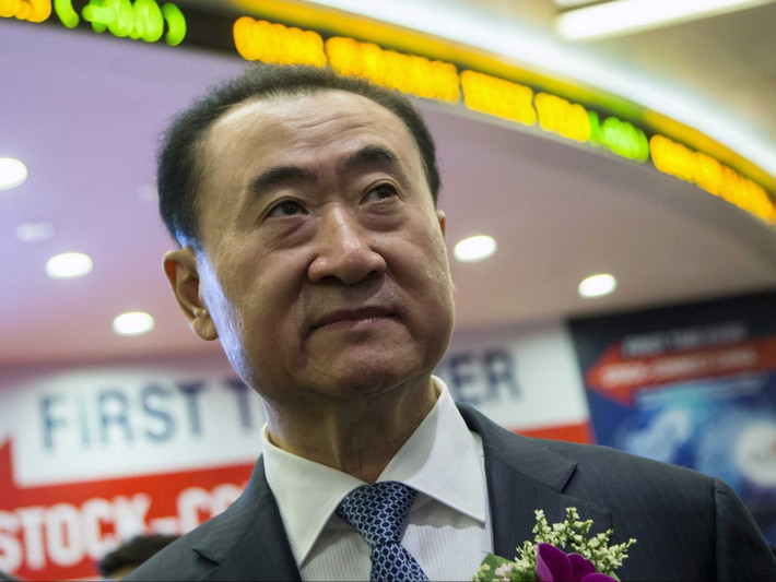 6. Wang Jianlin và Ning Lin, với tổng tài sản trị giá 40,7 tỷ USD: Doanh nhân Wang đã vay 80.000 USD vào năm 1986 để thành lập công ty phát triển bất động sản tư nhân Dalian Wanda. Gần 30 năm sau đó, ông sở hữu chuỗi rạp chiếu phim lớn thứ hai ở Bắc Mỹ và hoạt động mạnh trong trong lĩnh vực bất động sản thương mại của Trung Quốc. Vợ ông cũng là chủ tịch của Tập đoàn Đầu tư Lin Investment - một công ty cung cấp vật liệu xây dựng, thiết kế nội thất và các dịch vụ thực phẩm đồ uống trên khắp Trung Quốc.