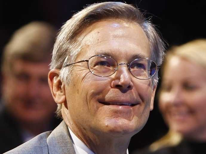 10. James và Lynne Walton: Kết hợp tài sản ròng của hai vợ chồng trị giá 36,2 tỷ USD. James "Jim" Carr Walton, con trai út của nhà sáng lập tập đoàn Wal-Mart Samuel Walton, tham gia vào hội đồng quản trị của công ty khi anh trai của ông John qua đời vào năm 2005. Hiện, chuỗi cửa hàng bán lẻ Wal-Mart hoạt động tại 14 quốc gia và có tới 2,2 triệu nhân viên.