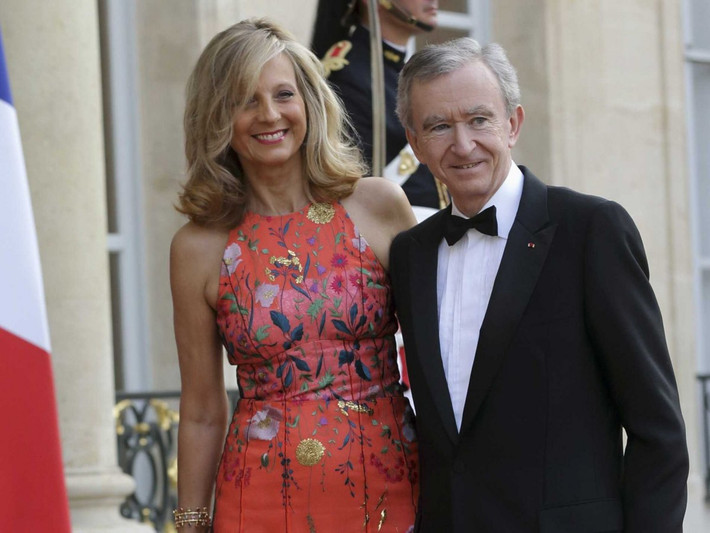 8. Bernard Arnault và Helene Mercier-Arnault, với tổng giá trị tài sản của cả hai là 38,7 tỷ USD: Arnault là CEO của Moët Hennessy Louis Vuitton (LVMH), một tập đoàn thời trang và các sản phẩm sang trọng. Thành công của Arnault được thành lập sau khi thừa kế công ty kỹ thuật Ferinel từ người cha.
