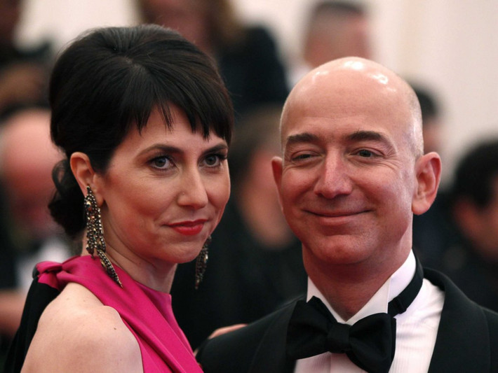 7. MacKenzie (tiểu thuyết gia) và Jeff Bezos (CEO Amazon), với giá trị tài sản ròng trị giá 39,8 tỷ USD: MacKenzie Bezos phải lòng chồng mình Jeff Bezos khi cả hai cùng làm việc cho quỹ đầu tư New York DE Shaw đầu thập niên 90. Jeff sáng lập Amazon hai năm sau khi cặp đôi kết hôn vào năm 1993.
