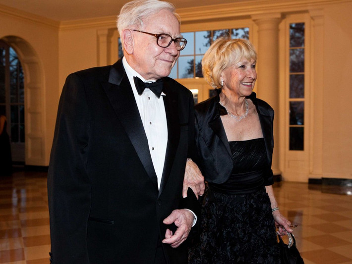 3. Warren Buffett và Astrid Menks, với tổng tài sản ròng trị giá 65 tỷ USD: Tỷ phú Warren Buffett chia tay với vợ đầu tiên của mình, Susan, vào năm 1977 và sau đó quen với Astrid Menks. Astrid là một cô hầu bàn tại một quán bar cocktail trước khi kết hôn với Buffett, nhà đầu tư nổi tiếng, Chủ tịch kiêm CEO của hãng Berkshire Hathaway. Ngoài ra, Buffett còn có cổ phần trong ngân hàng American Express, hãng Coca-Cola, Goldman Sachs....