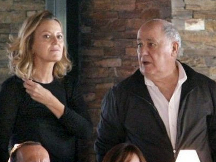 2. Amancio Ortega Gaona và Flora Perez, với tổng tài sản trị giá 70,7 tỷ USD: Ông trùm hãng thời trang bán lẻ Amancio Ortega và vợ thứ hai của ông, Flora Perez, hẹn hò suốt hai thập kỷ trước khi họ kết hôn. Ortega kiếm ra khối tài sản khổng lồ của ông chủ yếu nhờ việc ông đồng sáng lập hãng Zara với người vợ đầu tiên của ông vào năm 1975. Hiện, Zara đã trở thành một trong những tập đoàn bán lẻ thời trang lớn nhất và giá trị nhất trên thế giới.