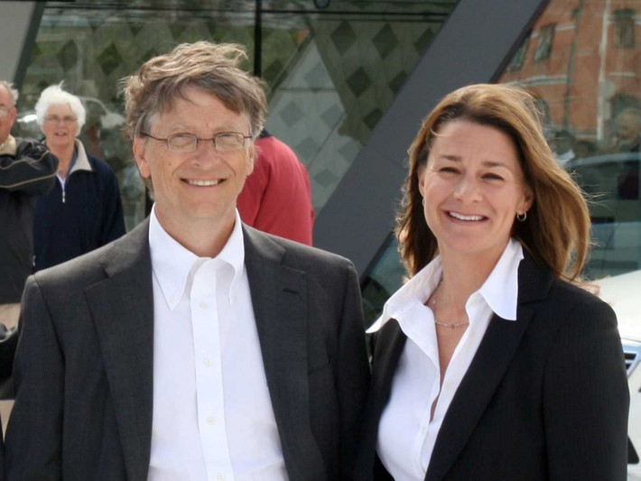 1. Bill và Melinda Gates, với tổng tài sản ròng trị giá 85,7 tỷ USD: Tỷ phú sáng lập hãng Microsoft cùng vợ là bà Melinda sở hữu một khối tài sản khổng lồ. Cặp vợ chồng tỷ phú này kết hôn năm 1994 và có 3 người con. Hiện, Bill Gates vẫn là giám đốc công nghệ và cố vấn cho Microsoft.