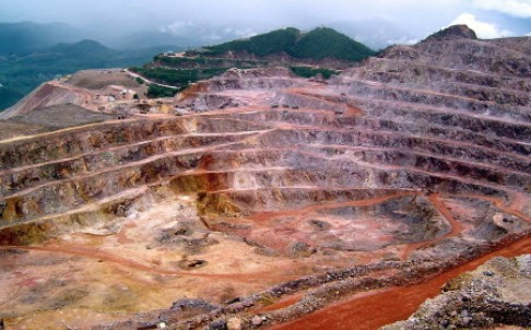 Sản lượng vàng và đồng tăng cao nên mỏ này vẫn duy trì hoạt động tấp nập thường ngày trong thời gian qua.