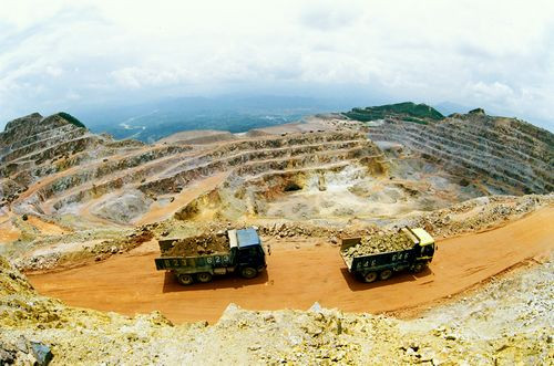 Tại mỏ Zijinshan, hàng ngày các xe tải khai thác vẫn hoạt động nhộn nhịp.