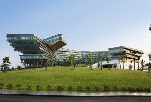 Ngoài Crowne Plaza Hà Nội, hai đại diện Man City còn tới thăm khách sạn JW Marriott ở đường Đỗ Đức Dục, Mễ Trì. Khách sạn này cũng có vị trí khá gần với SVĐ Mỹ Đình.