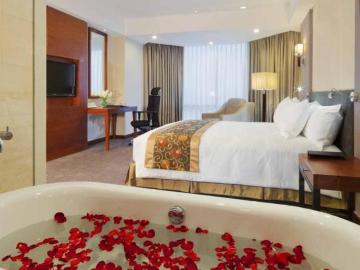 Hệ thống 393 phòng của khách sạn Crowne Plaza thể hiện đẳng cấp sang trọng, hiện đại bằng thiết kế tinh tế, bằng những đồ nội thất và tiện nghi cao cấp bậc nhất. Khách sạn còn có một hệ thống đầy đủ các dịch vụ tiêu chuẩn quốc tế như nhà hàng, bar, phòng gym...