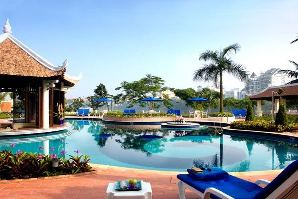 Khách sạn Sheraton Hà Nội cách trung tâm thành phố khoảng 5km và các sân bay khoảng 25 phút di chuyển bằng ô tô.
