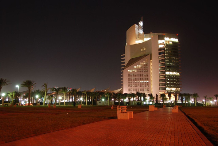 Tập đoàn Dầu khí Kuwait (Kuwait Petroleum Corporation - KPC) thuộc sở hữu hoàn toàn của Nhà nước Kuwait. Năm 2013, với sản lượng dầu và khí quy đổi lên tới 3,4 triệu thùng/ngày, Tập đoàn Dầu khí Kuwait được tạp chí Forbes xếp thứ 10 trên 20 công ty dầu mỏ lớn nhất thế giới xét về sản lượng. Trụ sở của KPC tại đường Gulf, thành phố Kuwait.