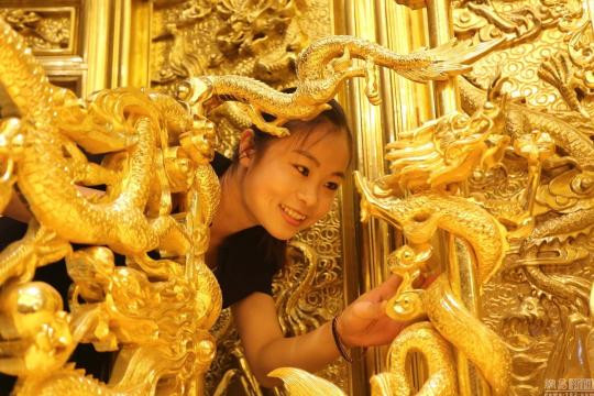 Theo thông tin từ khách sạn, chiếc ngai vàng được dát ngoài với 20.000 tấm vàng miếng sáng loáng.