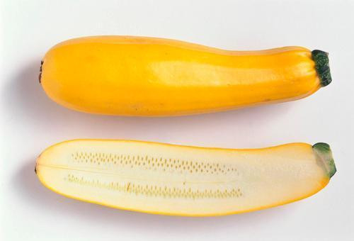 Quả bí vàng khá đặc ruột, dễ ăn.