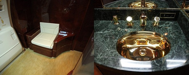 Bồn cầu (trái) được thiết kế ẩn bên dưới một chiếc ghế da. Phòng tắm lát đá cẩm thạch và vòi nước bằng vàng ròng.