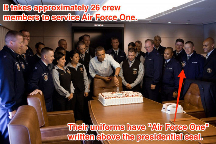 Có tới 26 nhân viên phục vụ trên máy bay Air Force One. Đồng phục của họ có in phù hiệu Tổng thống.