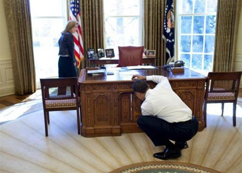 Tổng thống Obama kiểm tra bàn làm việc tại phòng Bầu dục.