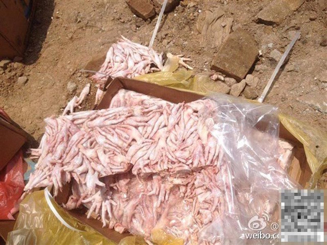 Các quan chức cho biết những lô thịt đông lạnh bị tịch thu bao gồm các loại thịt hỗn hợp như chân, cánh gà, thịt bò, thịt lợn và chân lợn.