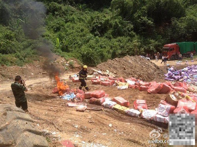 Cảnh sát và lính cứu hỏa ở Hà Khẩu, tỉnh Vân Nam là những người phụ trách việc tiêu hủy hàng trăm tấn thịt quá hạn này.