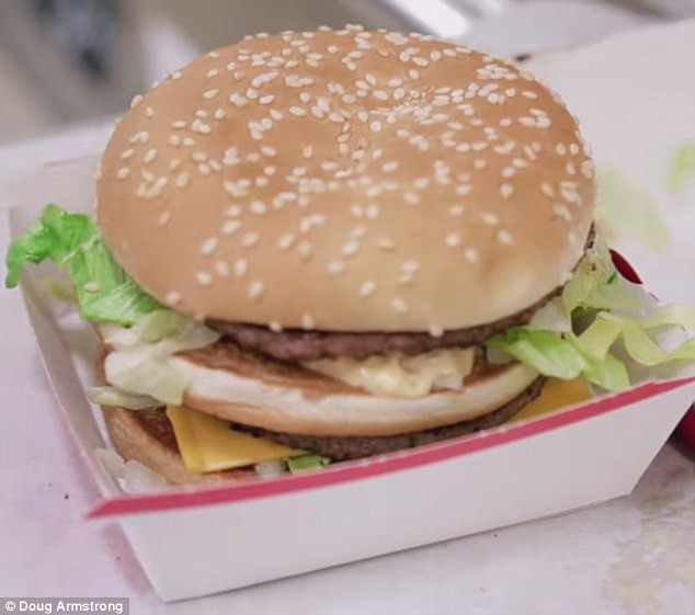 Đây là chiếc bánh burger kẹp thịt của McDonald's đã trải qua nhiều công đoạn trước khi đến tay khách hàng.