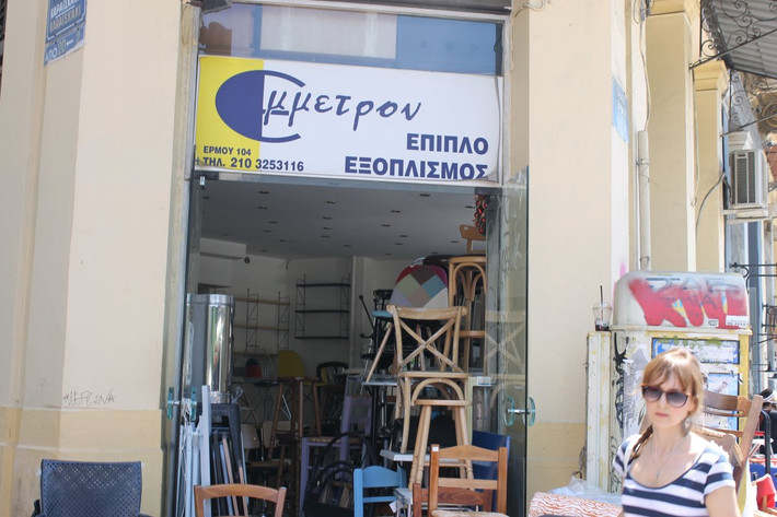 Giá thuê mặt bằng tại thiên đường mua sắm Athens của Hy Lạp đã giảm gần một nửa kể từ năm 2007 do nền kinh tế khủng hoảng của nước này. Các cửa hàng mua sắm không còn nhộn nhịp như xưa mà thay vào đó là cảnh tiêu điều, vắng vẻ.