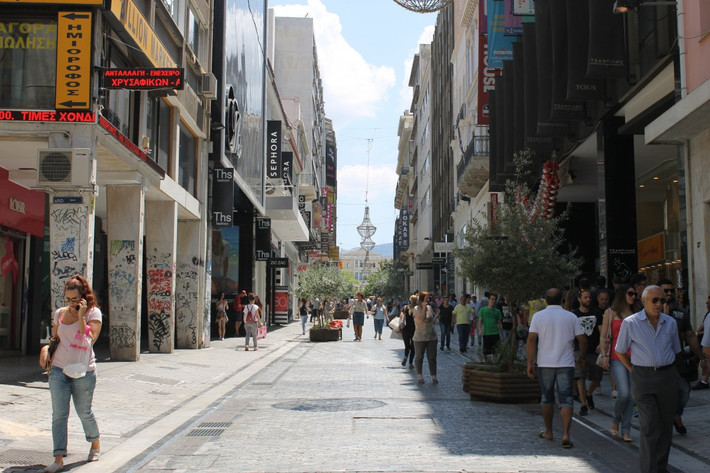 Gần như một nửa số cửa hàng ở cuối phố Athens đều đã đóng cửa.