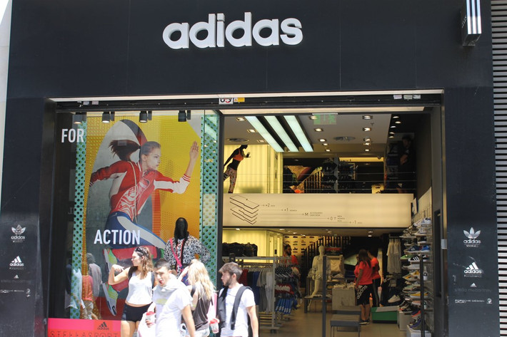 Cửa hàng Adidas vẫn cố duy trì hoạt động dù có rất ít khách hàng ghé thăm.