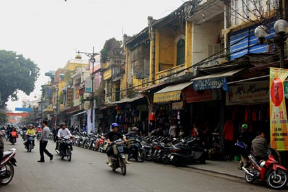 "Khu đất vàng" phố cổ luôn có giá cao ngất ngưởng vì không chỉ có giá trị về lịch sử, văn hóa mà còn nằm ở vị trí trung tâm, thuận tiện về buôn bán. Bởi vậy, nhà mặt tiền tại các phố Hàng Ngang, Hàng Đào dù là nhà cũ, nhà nhỏ nhưng chưa khi nào có giá dưới 800 triệu đồng/m2. Các phố Hàng Bồ, Hàng Trống, Hàng Buồm có giá thấp hơn một chút, khoảng 600 - 700 triệu đồng/m2, nhà mặt phố Bát Đàn cũng có giá 600 triệu đồng/m2…