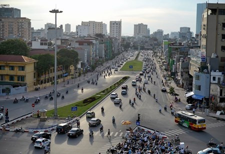 Hà Nội có con đường đắt nhất hành tinh: Đường Ô Chợ Dừa - Hoàng Cầu (2014) đã xác lập kỷ lục “con đường đắt nhất hành tinh”. Đoạn đường Ô Chợ Dừa - Hoàng Cầu sau 5 năm khởi công xây dựng. Tuyến đường này chỉ dài hơn 500 mét, nhưng tổng mức đầu tư lên đến hơn 700 tỷ đồng. Trung bình, mỗi mét chiều dài tuyến đường tốn hơn 1 tỷ đồng.