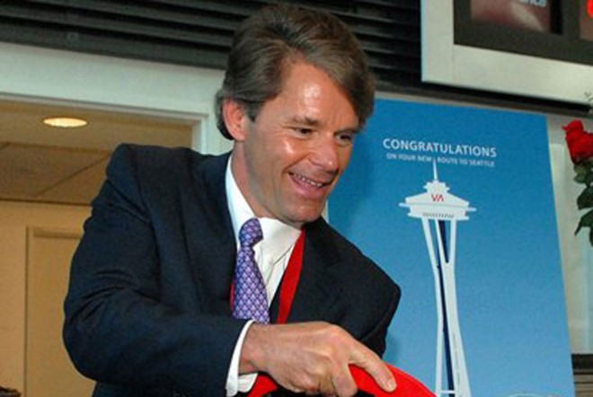 David Cush, CEO của hãng Virgin America, thường ngủ dậy vào lúc 4h15 sáng và đọc những tờ báo yêu thích gồm New York Times, Wall Street Journal, USA Today, San Francisco Chronicle và Financial Times.