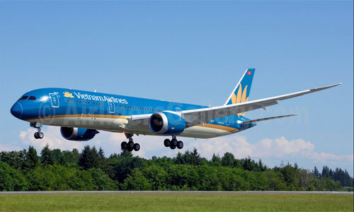 Buổi lễ bàn giao chiếc Boeing 787-9 Dreamliner diễn ra tại sân bay quốc gia Ronald Reagan, với sự chứng kiến của Tổng Bí thư Nguyễn Phú Trọng đang thăm chính thức Mỹ theo lời mời của Tổng thống Barack Obama. Ngoài ra còn có sự chứng kiến của hơn 200 quan khách Mỹ và Việt Nam.
