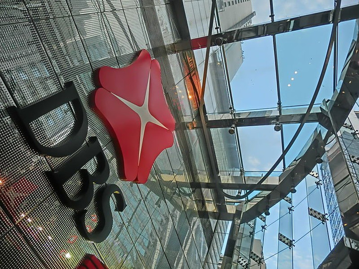 12. Ngân hàng DBS (Singapore), tài sản: 317.729.000 USD; Điểm tín nhiệm là Fitch: AA-, Moody: Aa1, S & P: AA-.