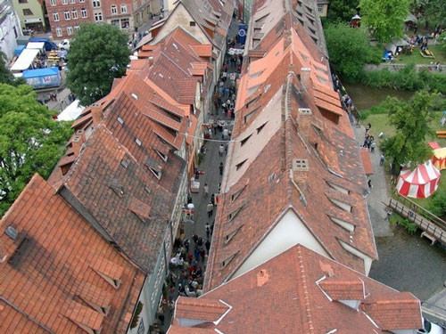 Cây cầu đá vòm này bắc qua Breitstrom, một nhánh của sông Gera, được xây dựng năm 1325. Lúc đó, có khoảng 62 ngôi nhà gỗ được xây dựng ở hai bên cầu và một con đường lưu thông ở giữa.
