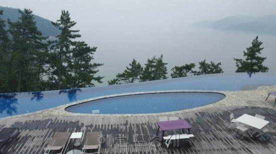 Dự kiến sau hôn lễ tại khách sạn Sheraton Grande Walkerhill, cặp uyên ương Bae Yong Joon và Park Soo Jin sẽ đi nghỉ tại một Resort cao cấp và nổi tiếng ở Namhae cùng với người thân và bạn bè thay cho chuyến trăng mật vào ngày 28/7 tới đây. Ảnh: Địa điểm bí mật mà cặp đôi sẽ đi nghỉ sau đám cưới.