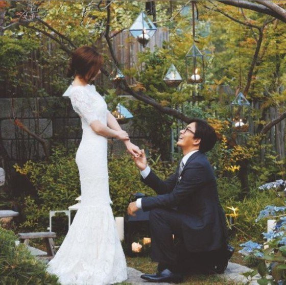Ngoài đám cưới của Bae Yong Joon, ngôi sao hạng A Kim Hee Sun cũng từng chọn khách sạn Sheraton Grande Walkerhill là nơi tổ chức đám cưới. Trong hình là ảnh cưới của Bae Yong Joon và vợ.
