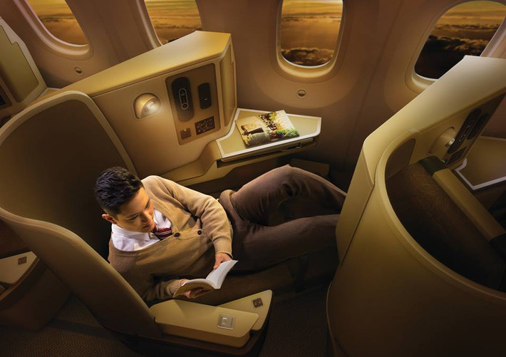 Theo lời giới thiệu của Chủ tịch Hội đồng quản trị Vietnam Airlines, ông Phạm Viết Thanh, với những tính năng tiện lợi, an toàn, thân thiện với môi trường, máy bay Boeing 787 Dreamliner sẽ giúp cho các khách hàng của Vietnam Airlines có những trải nghiệm hoàn toàn mới mẻ. Trong hình là không gian rộng rãi, sang trọng trên khoang hạng Thương gia của máy bay.