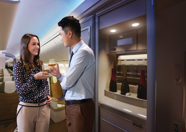Quầy bar sang trọng trên máy bay mang đến cho bạn cảm giác thư giãn cùng với người bạn đồng hành.