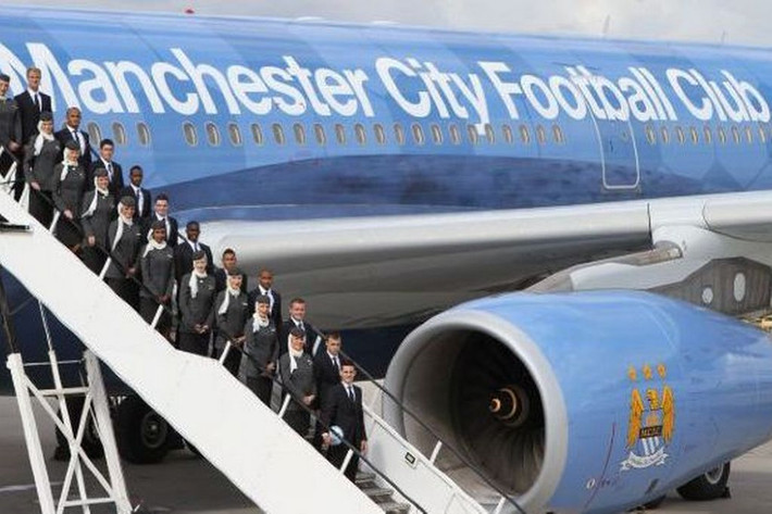 Theo dự kiến, các cầu thủ Man City cùng với thành viên sẽ hạ cánh xuống sân bay Nội Bài vào tối 25/7. Ngay sau đó, toàn đội sẽ di chuyển về khách sạn JW Marriott gần sân Mỹ Đình để làm thủ tục nhận phòng và nghỉ ngơi.