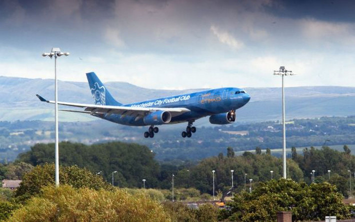 Năm 2011, hãng Etihad Airways đã thuê tới 40 họa sĩ làm việc suốt ngày đêm trong 18 ngày để sơn chiếc chuyên cơ A330-200 theo màu sắc đặc trưng của Manchester City.