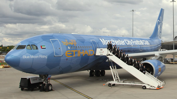 Chuyên cơ riêng chở CLB Manchester City đến Việt Nam là chiếc máy bay A330-200 thuộc Etihad Airways, hãng hàng không quốc gia của Ả Rập thống nhất.