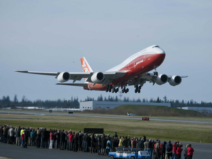 Mẫu Boeing 747, từng được gọi là “Nữ hoàng của bầu trời”, là một trong những máy bay nổi tiếng nhất trong lịch sử hàng không. Hiện, dòng máy bay 747 không còn được các hãng hàng không ưa chuộng nữa nhưng nhà máy sản xuất máy bay Boeing vẫn duy trì sản xuất hạn chế.