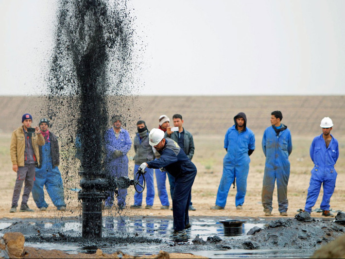 5. Iraq, trữ lượng dầu thô là 140,3 tỷ thùng: Nền kinh tế của Iraq cũng phụ thuộc chủ yếu vào dầu mỏ. Do đó, khi giá dầu giảm vào cuối năm 2014, nguồn thu chính phủ giảm 30%. Tính đến năm 2015, Iraq trở thành một trong những nhà sản xuất lớn nhất trong OPEC.