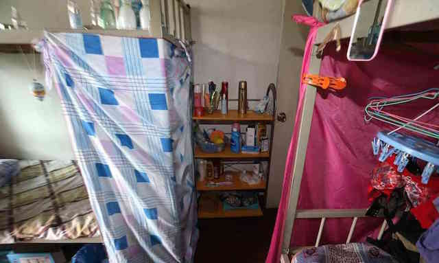 Việc bố trí không gian chật chội trong căn hộ khiến nhiều người lo ngại rằng mối nguy hiểm an toàn cháy nổ có thể xảy ra bất cứ lúc nào.