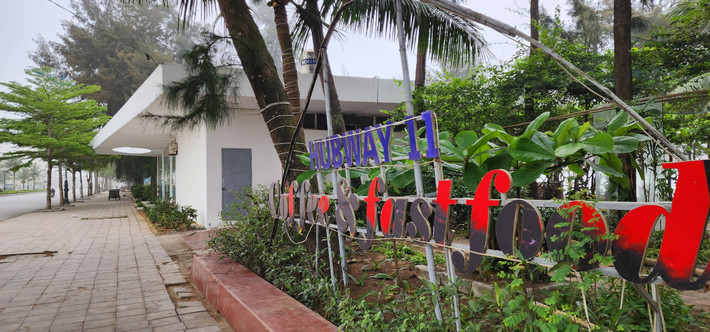 Tìm hiểu của PV Báo Tri thức và Cuộc sống, sau gần 7 năm đưa vào vận hành, hàng loạt hubway, nhà vệ sinh công cộng xây dựng dọc bãi biển Sầm Sơn chưa hoạt động hiệu quả. Đây là công trình do Tập đoàn FLC làm chủ đầu tư theo hình thức BOT.