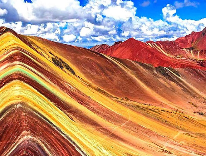 Khu vực lân cận xung quanh ngọn núi cầu vồng đặc biệt này là nơi sinh sống của những người chăn lạc đà không bướu và lạc đà alpaca. Họ là một trong số ít nhóm người du mục còn lại trên hành tinh này. Có thể nói rằng, trước khi ngọn núi này gây được sự chú ý thì nơi này hoàn toàn là một nơi hoang dã và một số ít người sinh sống trong nghèo đói