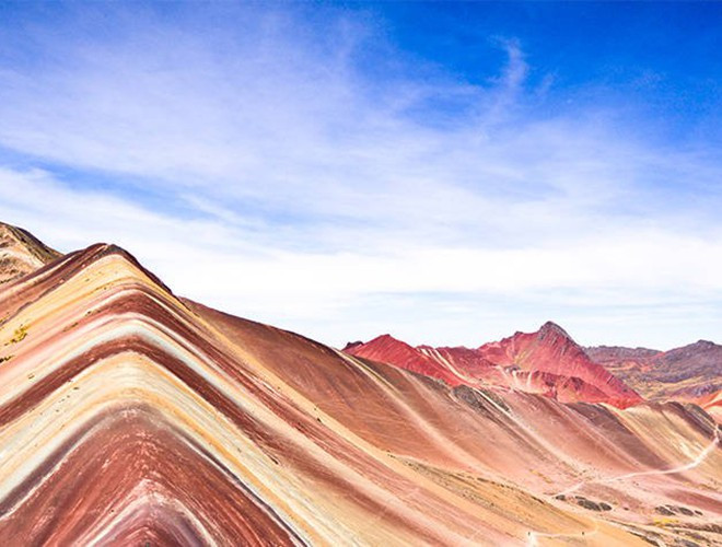 Dãy núi Willkanuta ở Peru là một phần của Andes – dãy núi lục địa dài nhất thế giới. Tại nơi này, một ngọn núi đặc biệt đã làm nức lòng không biết bao nhiêu du khách và nhiếp ảnh gia – ngọn núi cầu vồng Vinicunca. Vinicunca được biết đến là một dãy núi có diện mạo vô cùng độc đáo. Mỗi đỉnh núi trong khu vực được bao phủ bằng nhiều dải màu sắc sặc sỡ như xanh pastel hiền hoà, đỏ mãnh liệt, xanh lá cây, hồng và vàng