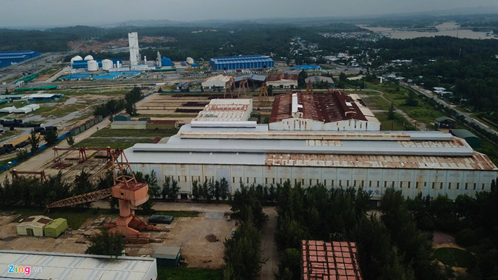 Một số hạng mục nhà xưởng của nhà máy đóng tàu xuống cấp, mái lợp hoen rỉ, dột nát. Ông Lương Minh Hải, Phó Tổng giám đốc Công ty TNHH MTV Công nghiệp tàu thủy Dung Quất, cho biết do khoản nợ lớn từ thời Vinashin tồn tại kéo dài khiến doanh nghiệp gặp nhiều khó khăn trong vấn đề tham gia đấu thầu tìm kiếm sản phẩm đầu vào.