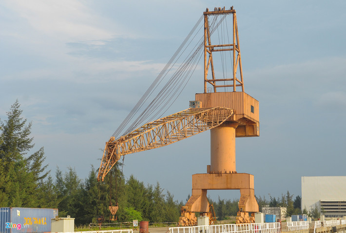 Thiết bị cẩu trục nâng hạ hoang phế ở nhà máy đóng tàu Dung Quất.