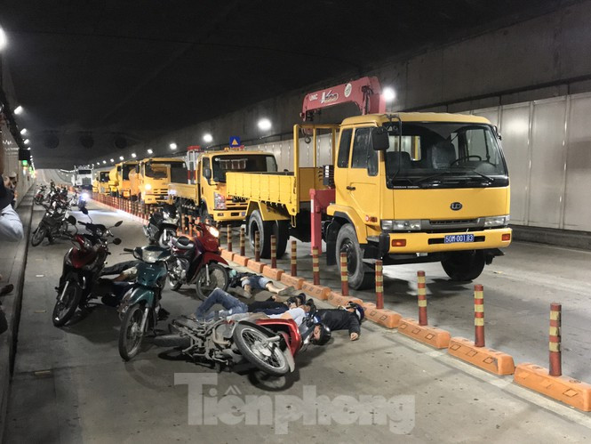 Theo tình huống giả định diễn tập PCCC và cứu nạn, vào lúc 14h ngày 27/10, xe ôtô tải loại 2 tấn chở hàng hoá đang lưu thông qua đường hầm sông Sài Gòn theo hướng từ quận 1 đi quận 2, TPHCM.