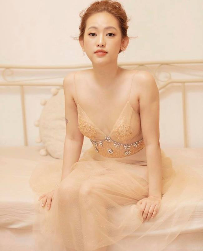 Chia sẻ lý do tháo túi ngực, Thúy Vi bộc bạch: "Ngực sửa của mình bình thường, rất tốt, nhưng 1 vài lần gặp chuyện không vui lắm, bạn trai cũ mình từng bảo “người yêu cũ của anh không có ngực, nhưng anh vẫn cảm thấy thích điều ấy”...